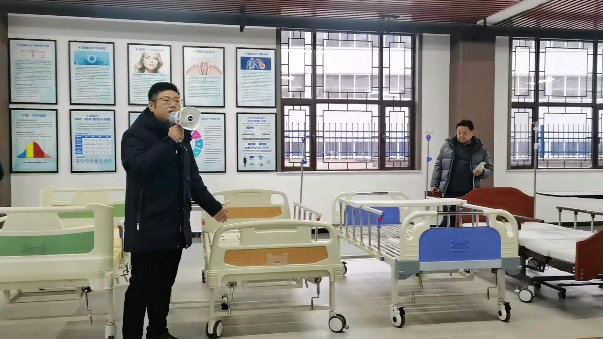 Warmly welcome the business delegation to visit the company