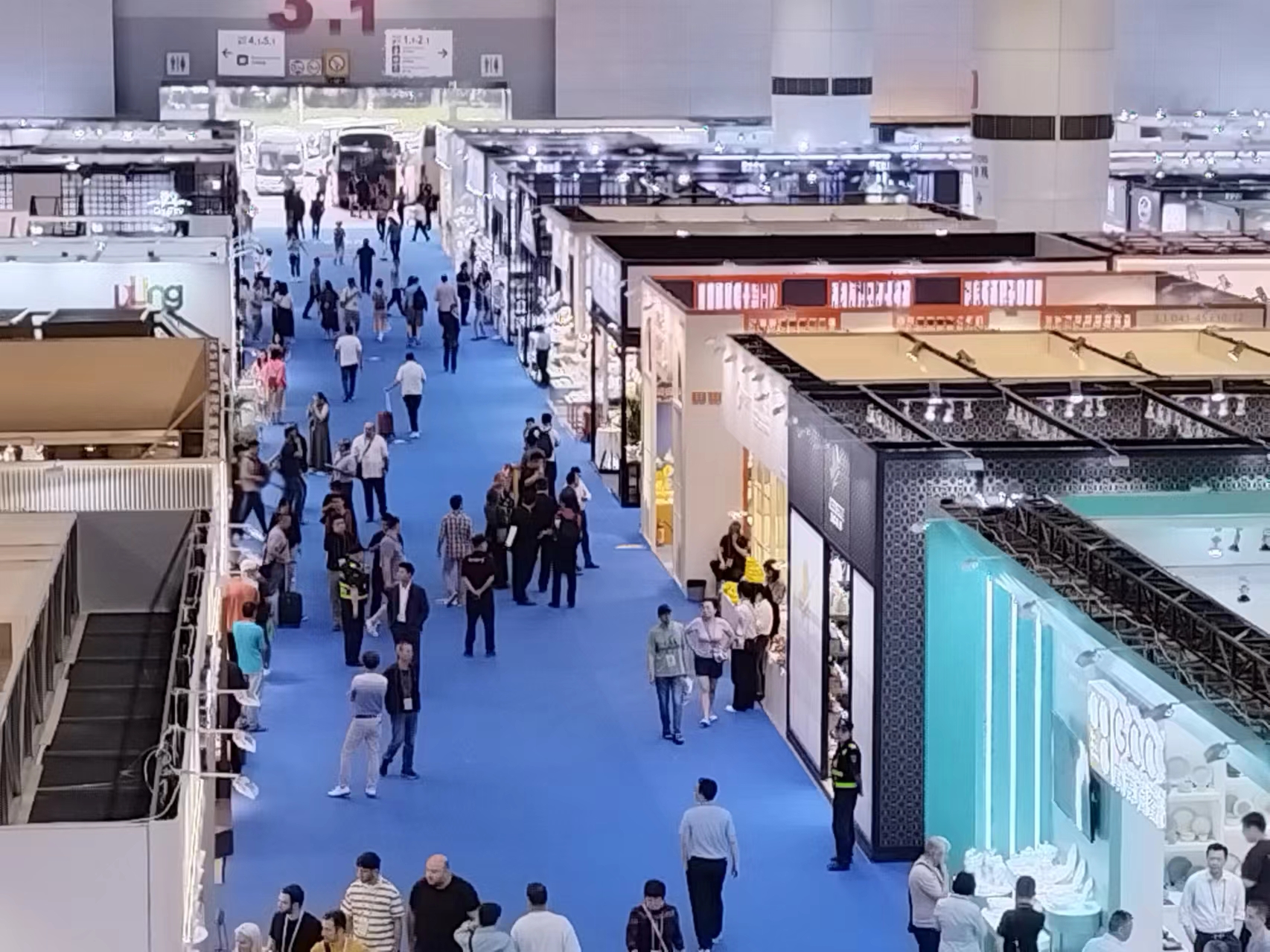 The Canton Fair is one of the largest trade exhibitions in the world, with thousands of companies participating every year. This makes the Canton Fair an important platform for establishing connection