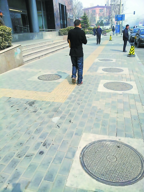 Why install round ductile iron manhole covers on the road?