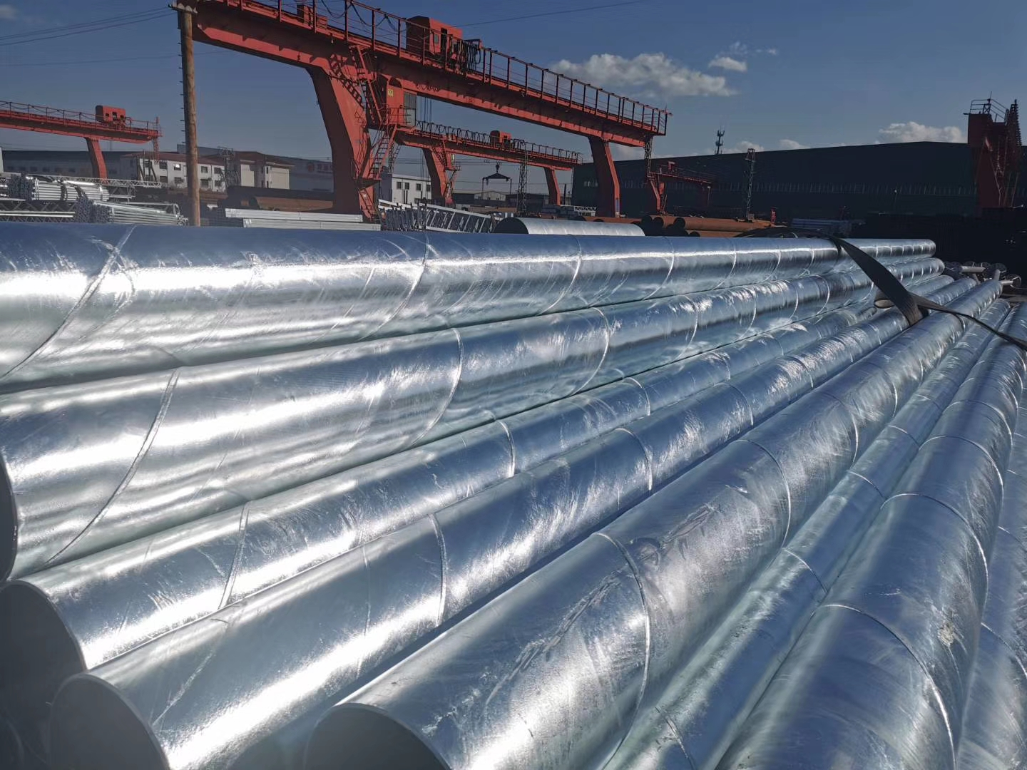 Hot-dip galvanized steel pipe is a steel pipe product that has undergone the hot-dip galvanizing process