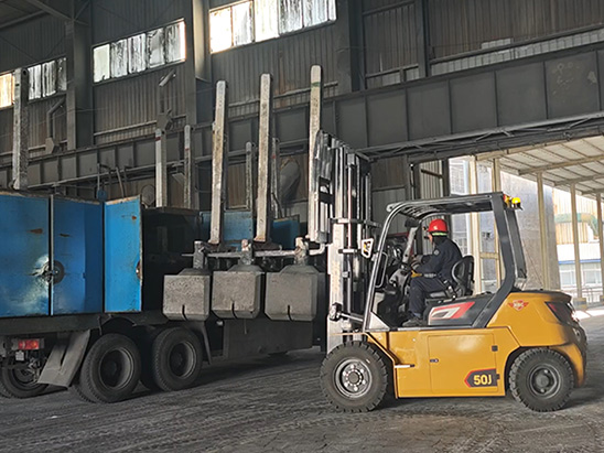 XCMG Peacock high-performance heavy-duty lithium-ion forklift helps accelerate the development of the metallurgical industry