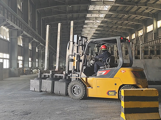 XCMG Peacock high-performance heavy-duty lithium-ion forklift helps accelerate the development of the metallurgical industry