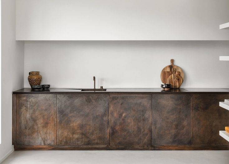 The collision of the texture of time and technology: exploring the unique charm of old stainless steel