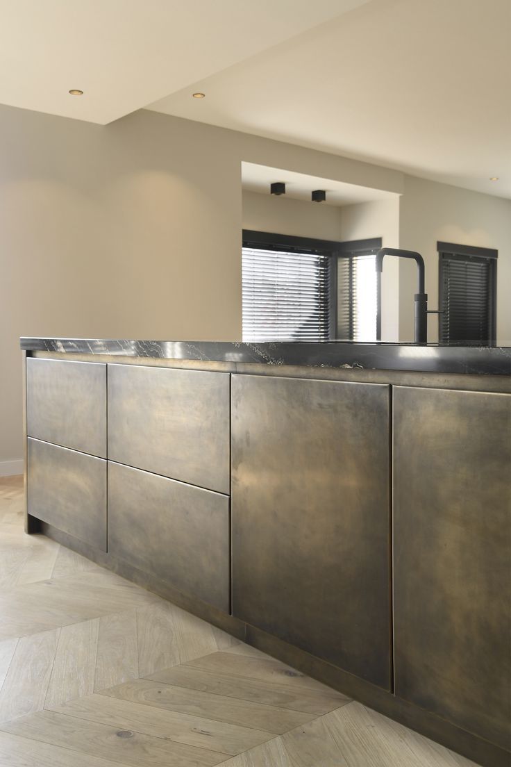 The collision of the texture of time and technology: exploring the unique charm of old stainless steel