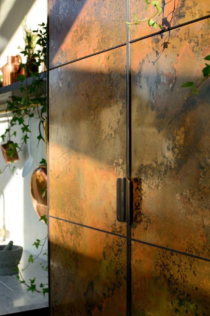 The collision of the texture of time and technology: exploring the unique charm of old stainless steel