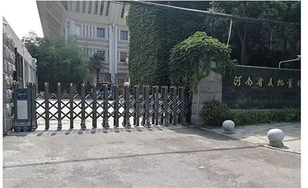 Automatic retractable sliding fence gate