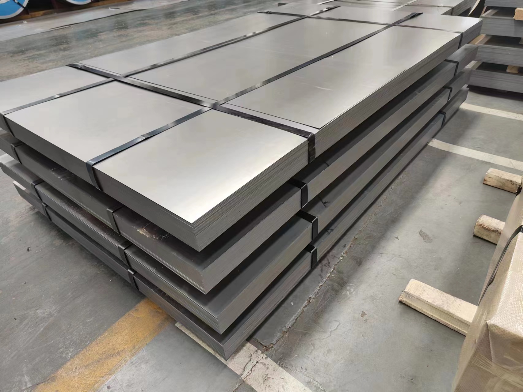 Q195 cold-rolled sheet is a low-carbon steel product manufactured through the cold rolling process.