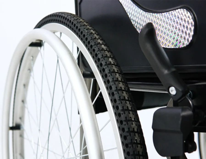 Is traveling in an electric wheelchair too bumpy? Stop using wheelchair tires with poor shock absorption!