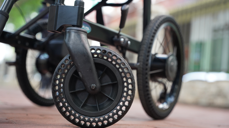Why do shared wheelchairs prefer this "honeycomb tire"? The core needs of users decide it.