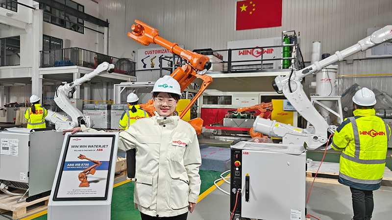 The world's biggest robot IRB 8700, and 6650S in Win Win workshop testing.