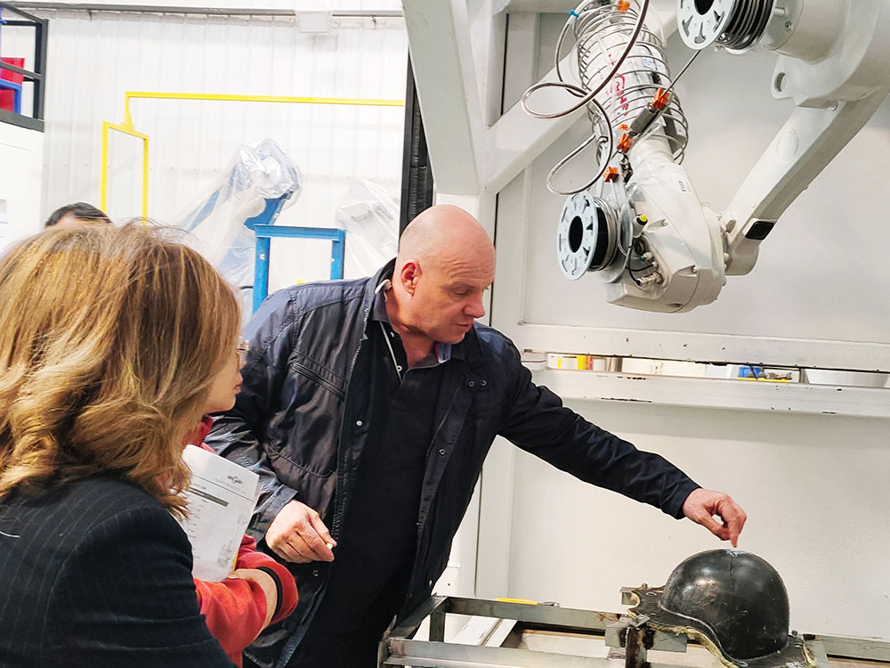 Spanish customers come to the factory to order robotic waterjet equipment
