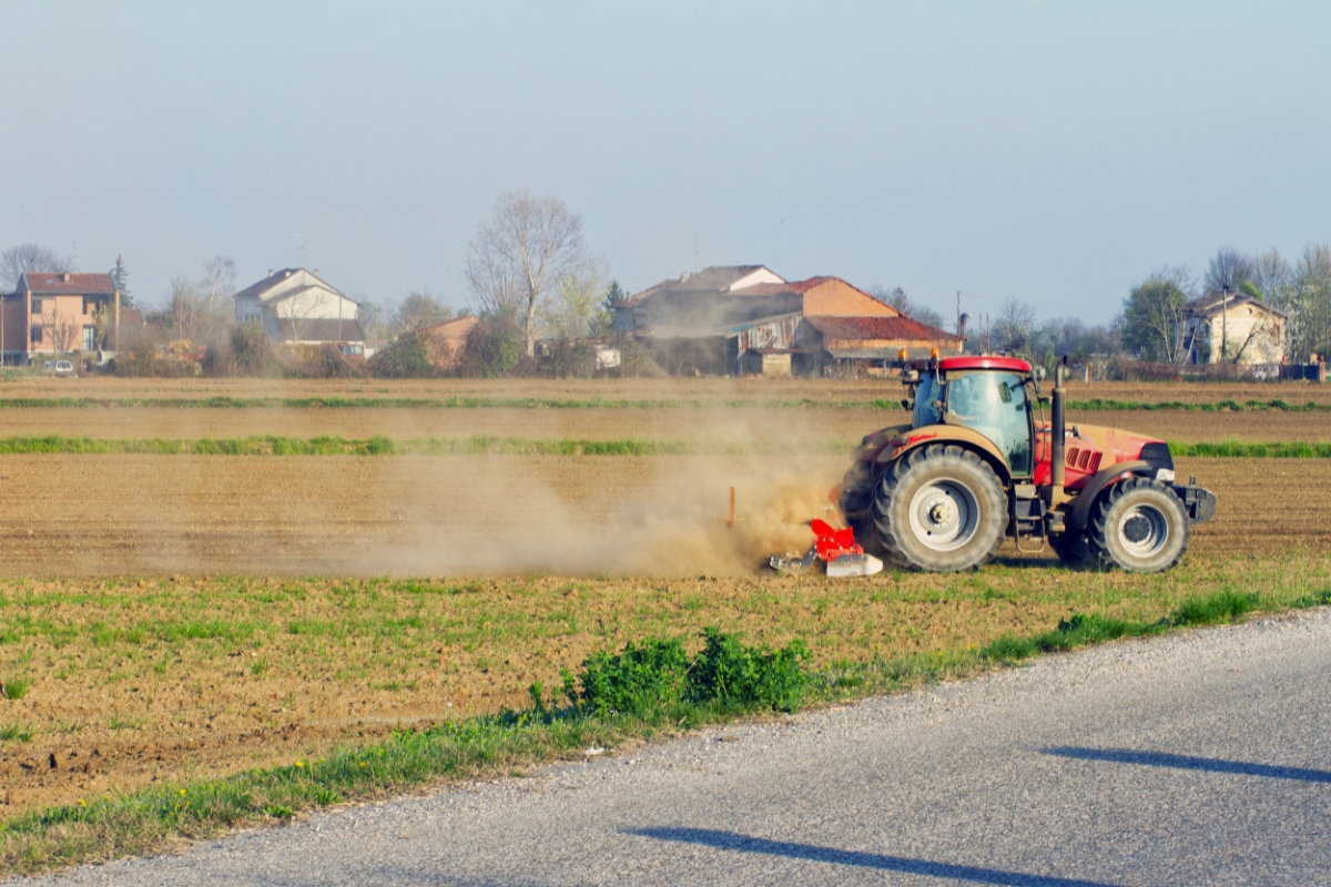 YH Tractor Drives Agricultural Innovation with Tractor Exports to Australia