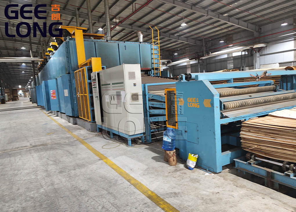 China roller type veneer dryer machine exported to Russia by shandong geelong machinery company