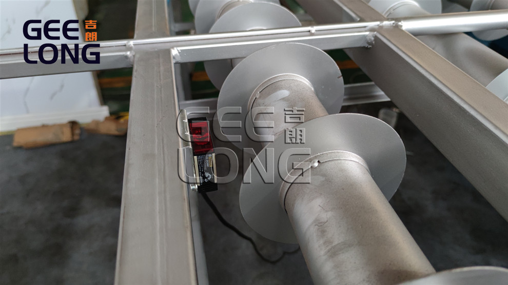 Loading and unloading rack for glue spreader machine