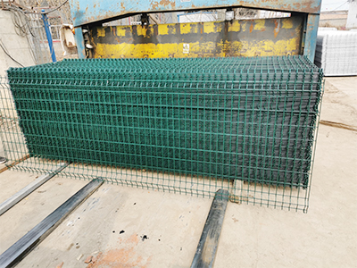 What is the difference between wire mesh and welded wire mesh?