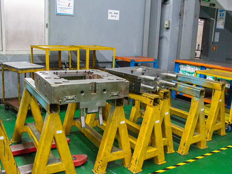 What are the tasks of the mold workshop in a plastic mold factory?