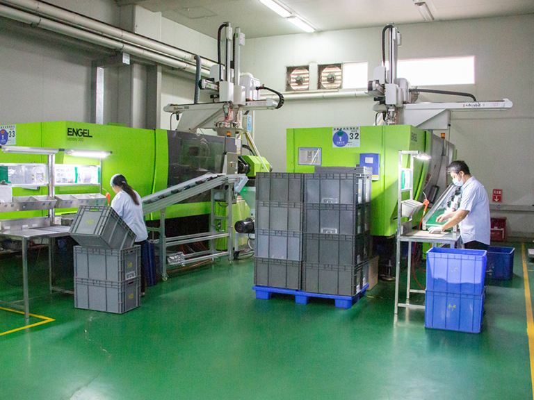 What materials are used for plastic mold lifters?