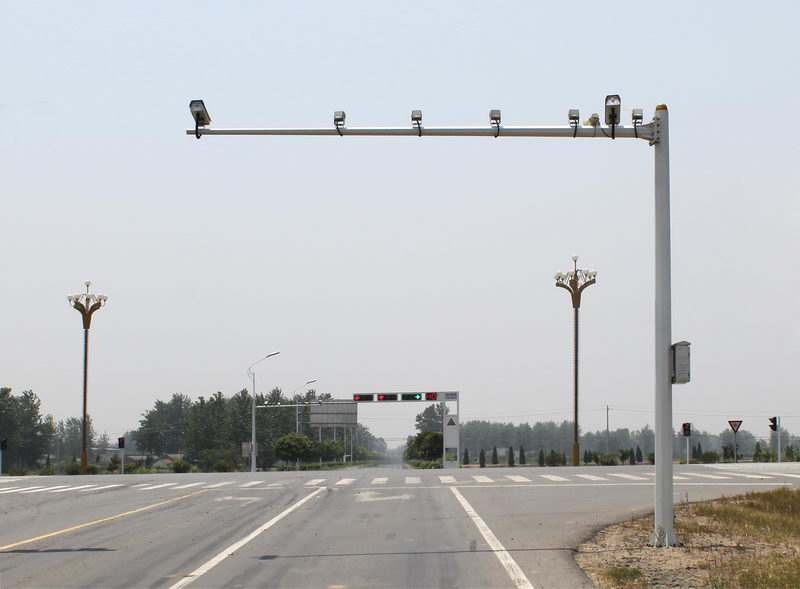 How to choose a suitable security camera poles for the camera