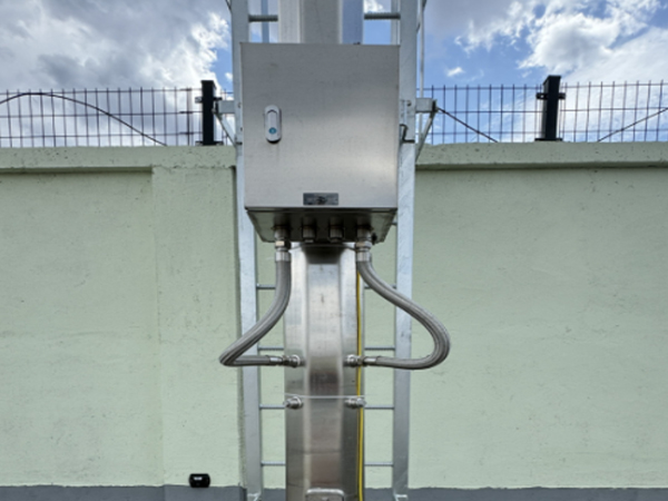 Advantages of stainless steel security camera pole