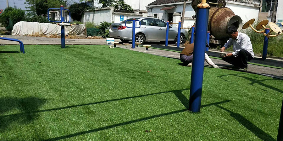 The process of installing artificial turf can be described in English as follows