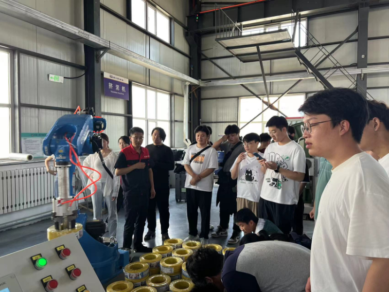 Strengthening exchanges and cooperation between schools and enterprises - teachers and students of Harbin University of Science and Technology visited our company.