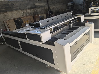 1325 300W Co2 Laser Cutting Machine Send To Customer