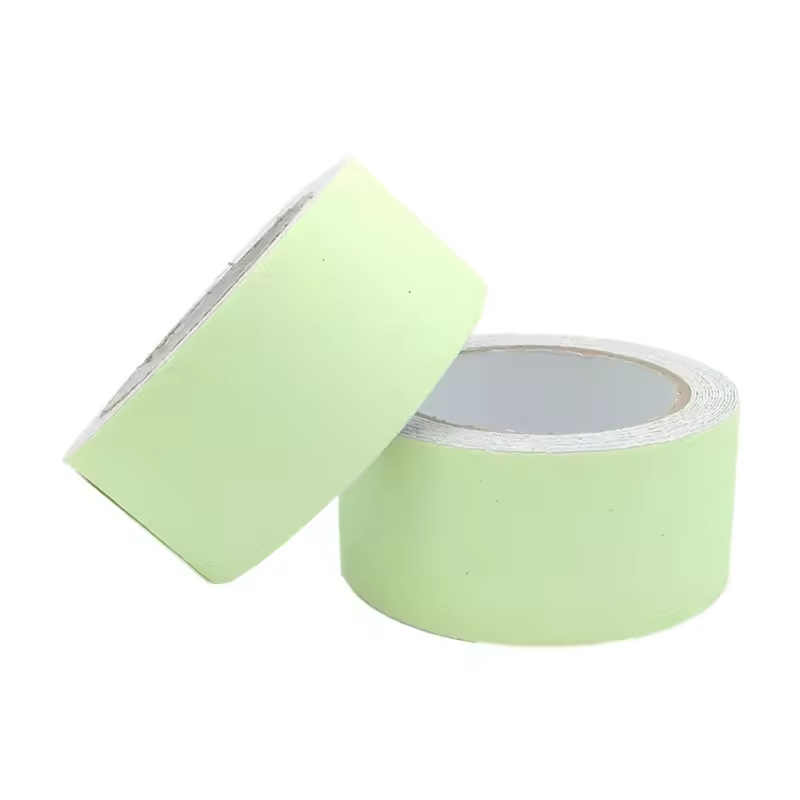 Strisce antiscivolo luminose nelle strisce scure