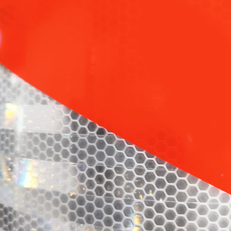 Segnaletica riflettente con guida lineare