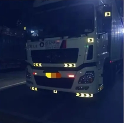 Adesivi riflettenti con freccia per paraurti per camion