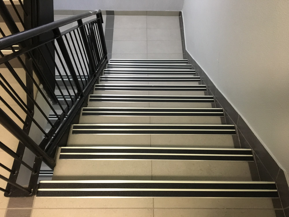 شريط الجر المضادة للانزلاق