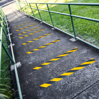 شريط الجر المضادة للانزلاق