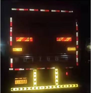 Adesivi riflettenti con freccia per paraurti per camion