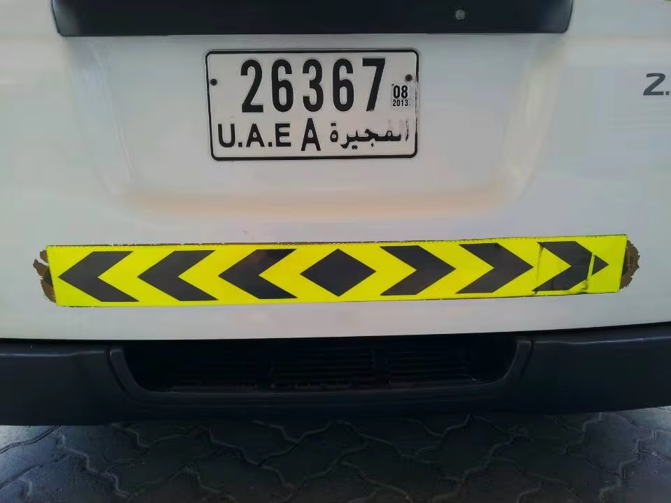 Adesivi riflettenti con freccia per paraurti per camion