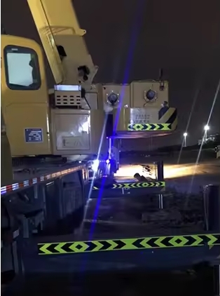 Adesivi riflettenti con freccia per paraurti per camion