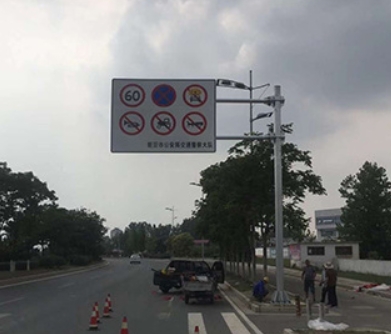 Segnale di limite massimo di velocità per autovetture di grandi dimensioni