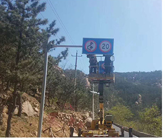 Segnale di limite massimo di velocità per autovetture di grandi dimensioni