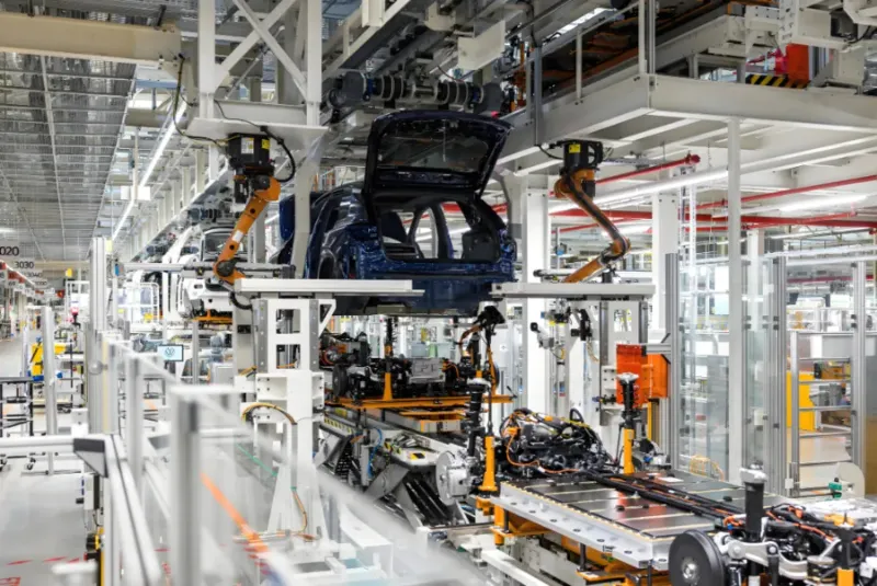 Фольксваген немис заводдорун жабууну жана Кытайдын жаңы энергетикалык унааларына каршы күрөшө албаган кызматкерлерди жумуштан кетирүүнү карайт?