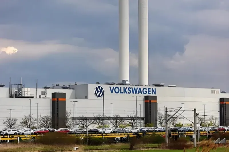 Фольксваген немис заводдорун жабууну жана Кытайдын жаңы энергетикалык унааларына каршы күрөшө албаган кызматкерлерди жумуштан кетирүүнү карайт?