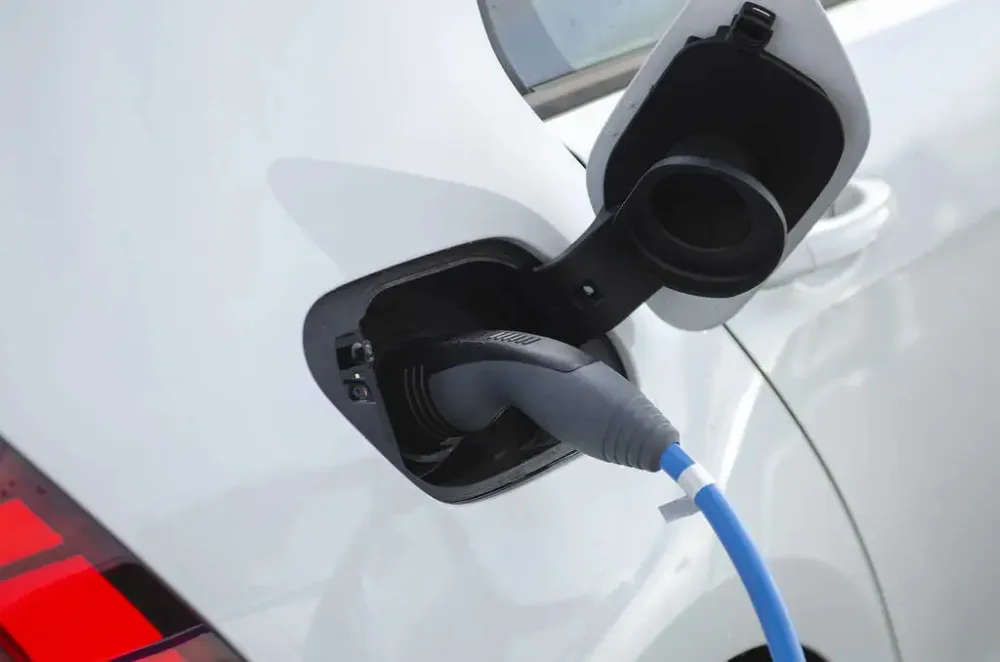Qual é a diferença entre veículo elétrico híbrido plug-in, veículo elétrico híbrido a óleo e veículo elétrico com autonomia estendida?