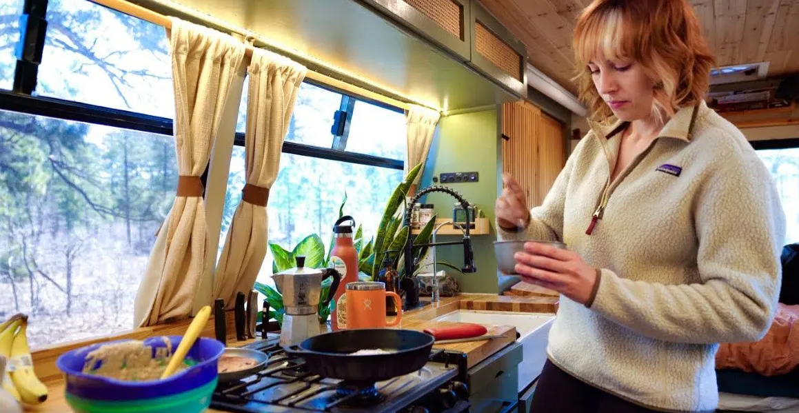 Home on Wheels: How Chinese Youth Launch a New Trend of "RV" Life?