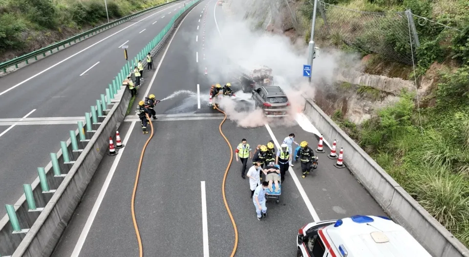 Xiaomi SU7 collided and caught fire, taking away 3 young lives. How should ordinary people deal with car collision and fire？