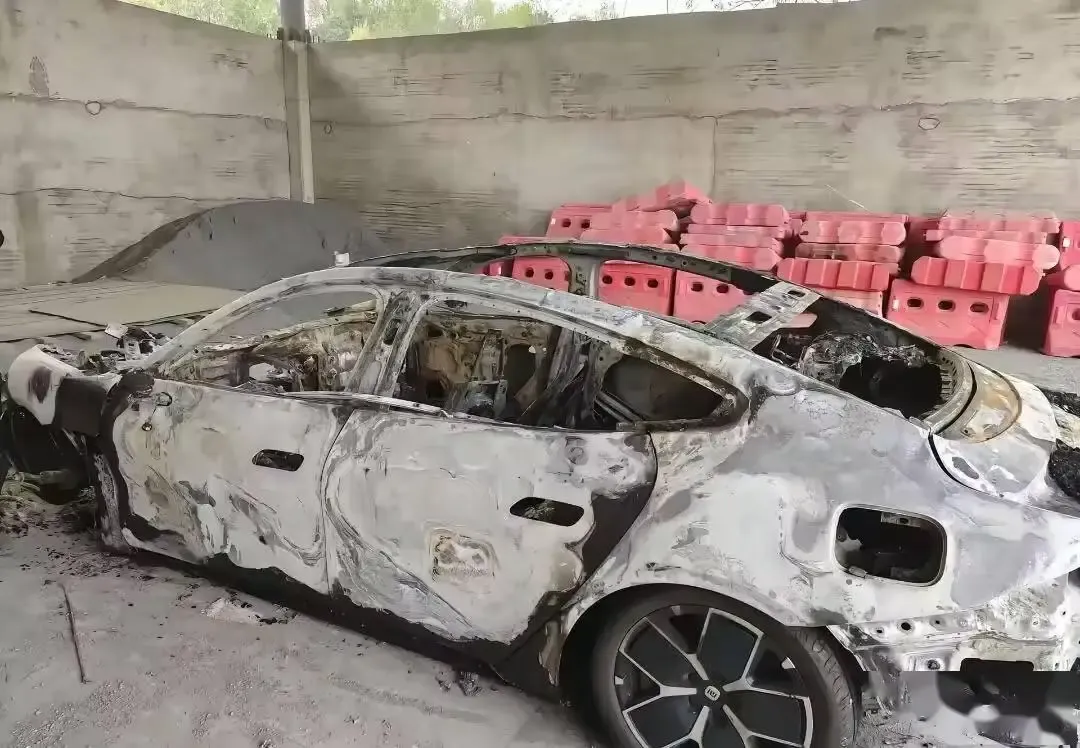 Xiaomi SU7 collided and caught fire, taking away 3 young lives. How should ordinary people deal with car collision and fire？