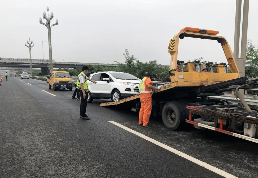 Xiaomi SU7 collided and caught fire, taking away 3 young lives. How should ordinary people deal with car collision and fire？