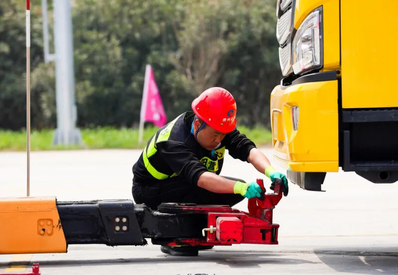 Xiaomi SU7 collided and caught fire, taking away 3 young lives. How should ordinary people deal with car collision and fire？