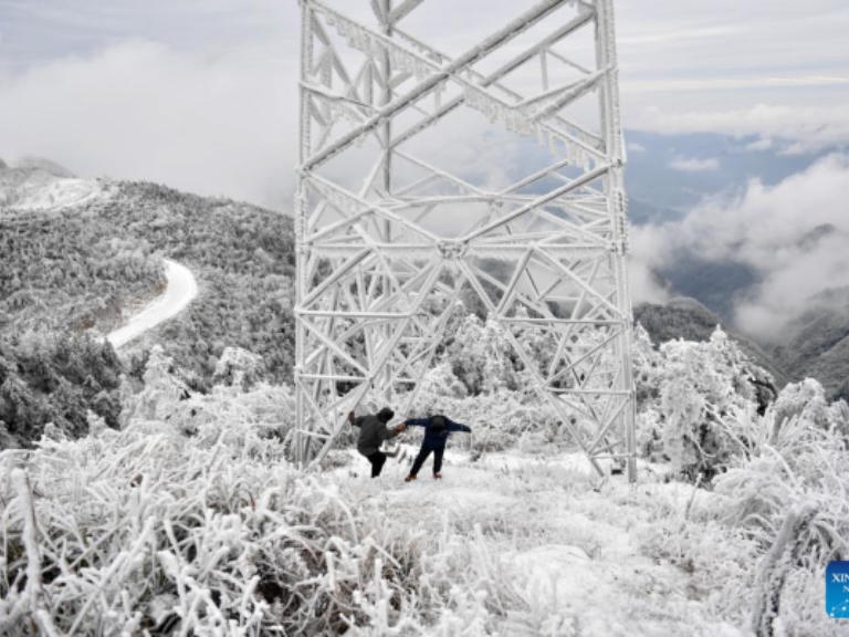 Technicians ensure power supply amid cold wave in central China's Hunan