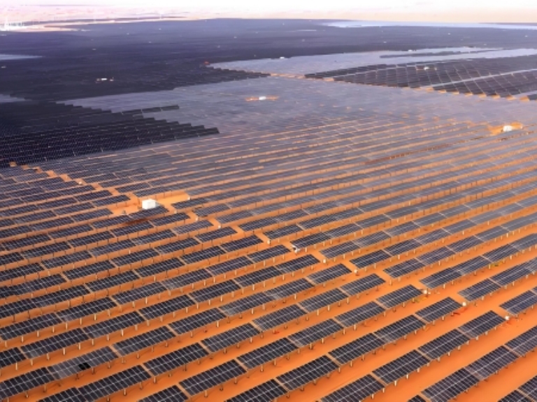 New energy surge transforms desert in Ningxia