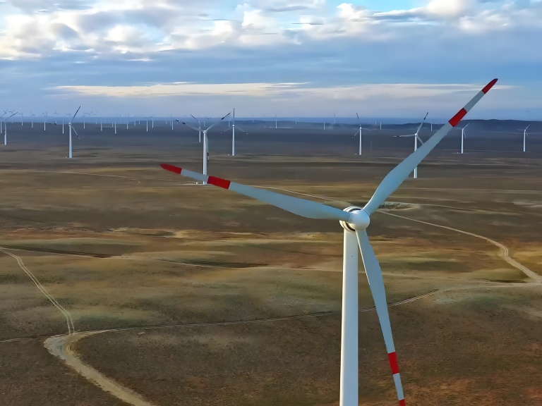 Xinjiang's Renewable Energy Capacity Surpasses 100 GW, Becomes the Region's Largest Power Source