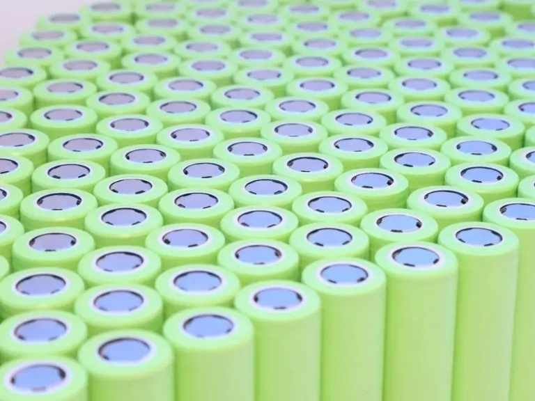China Launches First Large-Scale Lithium-Sodium Hybrid Energy Storage Plant