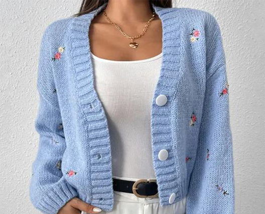 How to Choose the Right Material for Your Customized Sweater: A Comparison of Wool, Cotton, and Blends