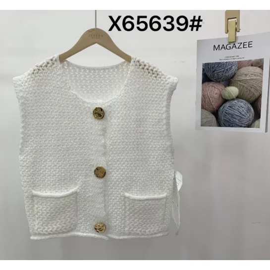 Women short knitted cardigan sweater